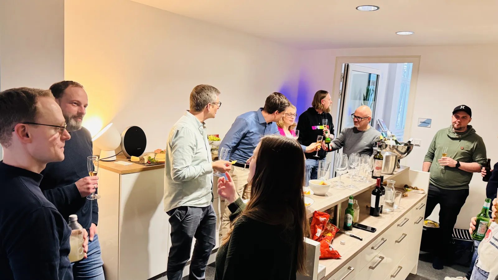 Gespräche und Snacks an der Küchenzeile des Taktsoft Campus